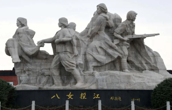 【HEF黨建小課堂100講】第六十講：悲壯！八位女戰(zhàn)士相互攙扶，一步一步走進(jìn)刺骨的河中……(圖6)